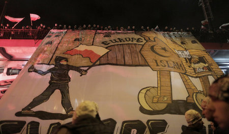 Demonstranten halten auf einem von nationalistischen Gruppen org...