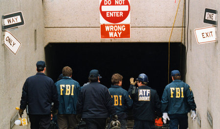 FBI-Beamte untersuchen am 2. März 1993 nach dem Anschlag auf das...