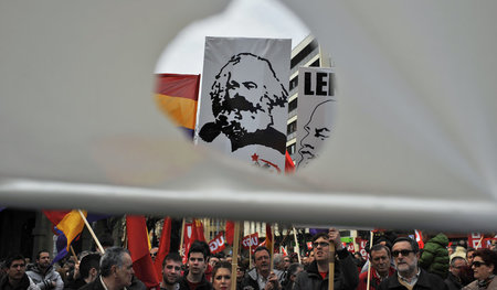 Theorie und Praxis – Arbeiter bei einer Demonstration im spanisc...