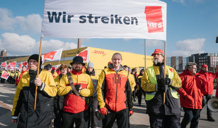 Streikende Zusteller am Freitag vor einer Postfiliale in Hannove...