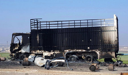 Ein ausgebrannter Lastwagen des Hilfskonvois für Afrin nach dem ...