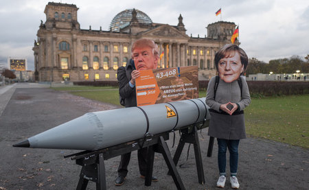 Protest mit Masken von US-Präsident Trump und Bundeskanzlerin Me...