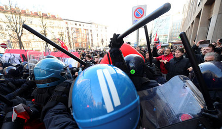 In Mailand prügelte die Polizei auf die antifaschistischen Demon...