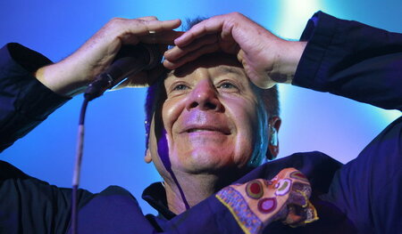 Jim Kerr macht seinen Job unhd malt manchmal Ausrufezeichen in d...