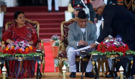 Amtsübernahme: Khadga Prasad Sharma Oli unterschreibt am 15. Feb...