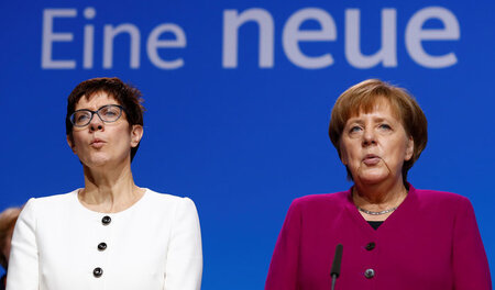 Annegret Kramp-Karrenbauer und Angela Merkel am Montag auf dem B...