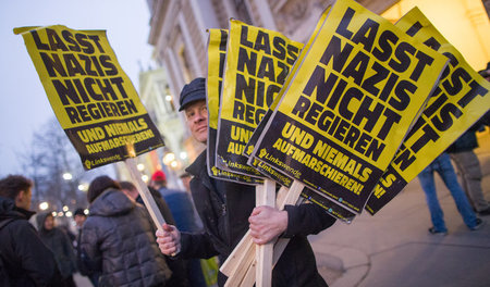 Protest gegen Nazis im Nadelstreif: Auch Mitglieder der Regierun...