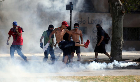 Kann weg. Ein Demonstrant in Buenos Aires kickt einen Tränengask...