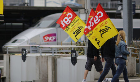 Stets kämpferisch: Gewerkschafter der CGT bei Protest in Nantes ...