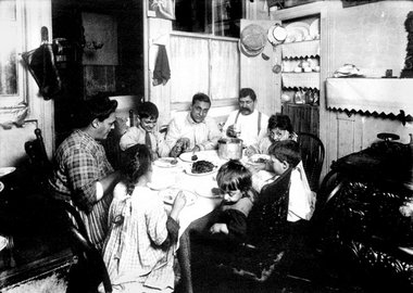 Arbeiterfamilie in New York, East Side (um 1910). Gemeinsame Mah...