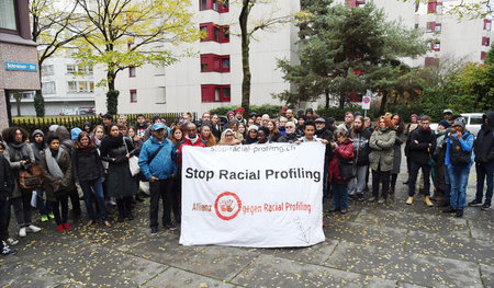 Rassistische Polizeiwillkür: Schweizer protestieren gegen grundl... Rassistische Polizeiwillkür: Schweizer protestieren gegen grundl...