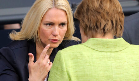 Im »Kabinett Merkel III« war immerhin noch die »Ossa« Manuela Sc...