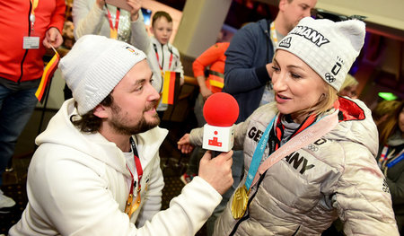 Wie war es mit dem Lindwurm? – »Fanreporter« (l.) befragt Medail...
