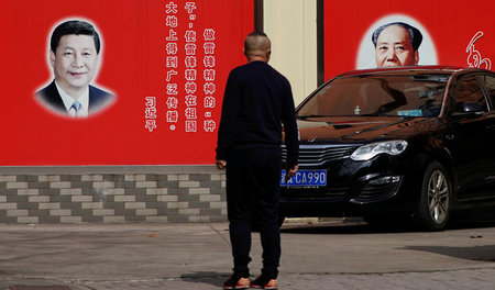 Auf dem Plakat: Chinas Präsident Xi Jinping. Rechts daneben: Mao...