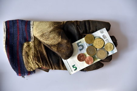 Hierzulande kommen Millionen Menschen mit ihren geringen Gehälte...