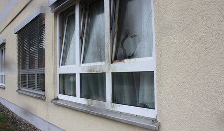 Das beschädigte Fenster einer Flüchtlingsunterkunft in Jüterborg...