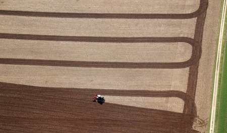 Begehrte Flächen: Ein Traktor auf einem Feld in Niedersachsen