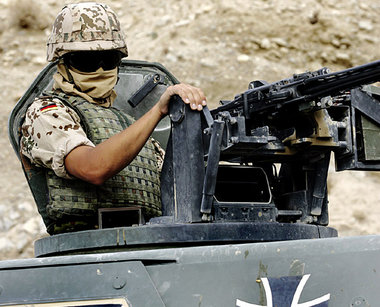 Bundeswehrsoldat in einem Panzerfahrzeug vom Typ Dingo. Kabul im...