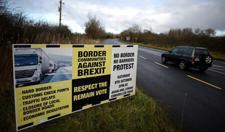 Warnschild von Brexit-Gegnern an der Grenze Irlands zu Nordirlan... Warnschild von Brexit-Gegnern an der Grenze Irlands zu Nordirlan...