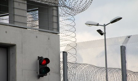 Stacheldraht vor der Justizvollzugsanstalt (JVA) in Burg (Kreis ... Stacheldraht vor der Justizvollzugsanstalt (JVA) in Burg (Kreis ...