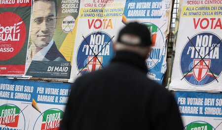 Wahlplakate in Pomigliano D'Arco bei Neapel (21. Februar) Wahlplakate in Pomigliano D'Arco bei Neapel (21. Februar)