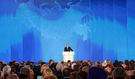 Der »Manege«-Saal in Moskau am 1. März: Wladimir Putin spricht v...