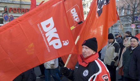 DKP Fahnen auf der Luxemburg Liebknecht Demonstration DKP Fahnen auf der Luxemburg Liebknecht Demonstration