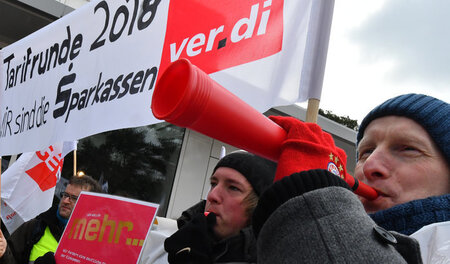 Proteste von Beschäftigten gab es bereits am Tag der Verhandlung... Proteste von Beschäftigten gab es bereits am Tag der Verhandlung...