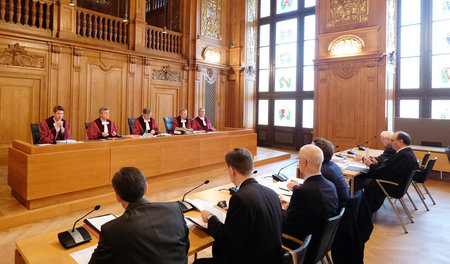 Gegen den Willen des BND will Hans Modrow (rechts) Informationen... Gegen den Willen des BND will Hans Modrow (rechts) Informationen...