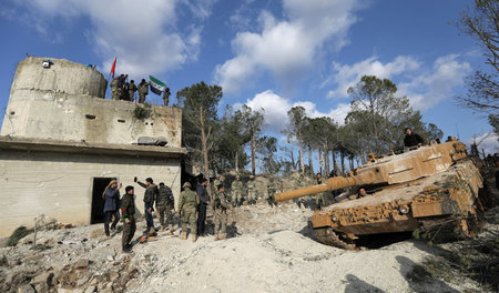 Szene aus der umkämpften Provinz Afrin: Türkische Soldaten und i... Szene aus der umkämpften Provinz Afrin: Türkische Soldaten und i...