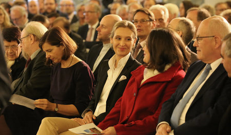 Da bahnt sich was an – mit Gottes Segen: Andrea Nahles (SPD) und... Da bahnt sich was an – mit Gottes Segen: Andrea Nahles (SPD) und...