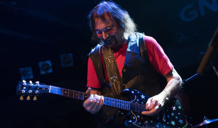 Ein Händchen für Riffs und eine eichhörnchenhafte Leichtigkeit, ... Ein Händchen für Riffs und eine eichhörnchenhafte Leichtigkeit, ...