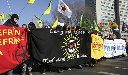 Das abgewandelte Logo der Antifaschistischen Aktion (Mitte) als ... Das abgewandelte Logo der Antifaschistischen Aktion (Mitte) als ...