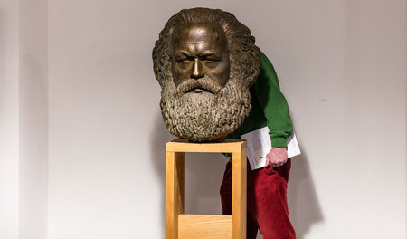Nagen vom Geistigen, vom Gedanklichen und auch vom Formalen her:... Nagen vom Geistigen, vom Gedanklichen und auch vom Formalen her:...