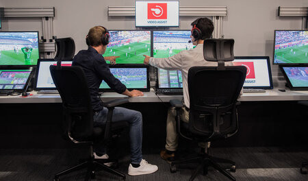 Tja, äh, was zu beweisen war: Die Videoassistenten in ihren Stud... Tja, äh, was zu beweisen war: Die Videoassistenten in ihren Stud...