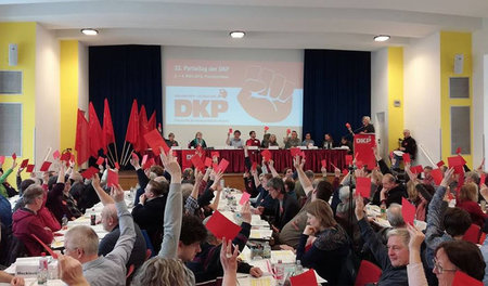 Delegierte des 22. DKP-Parteitags während einer Abstimmung im Ha... Delegierte des 22. DKP-Parteitags während einer Abstimmung im Ha...