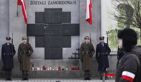Wachsoldaten stehen vor einem Denkmal für antikommunistische »Wi...