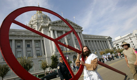 Nicht von dieser Welt: Jesus-Imitator übt Frömmigkeitshaltung (S...