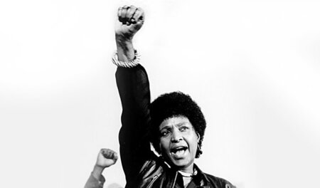 Winnie Madikizela-Mandela auf der Beerdigung des ANC-Mitglieds B...