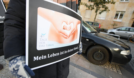 Beten, tanzen, abschrecken: Abtreibungsgegner in Frankfurt am Ma...