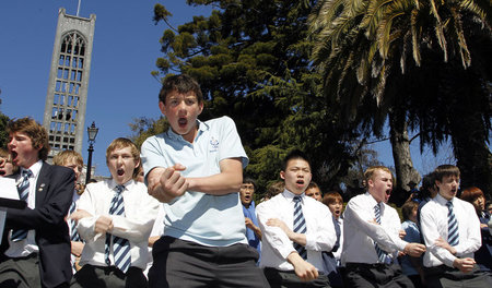 Den Haka tanzen: An Neuseelands Schulen sind Tradition und Rugby...