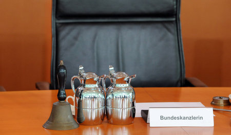 Auf dem Stuhl der Bundeskanzlerin darf Angela Merkel (CDU) dank ...