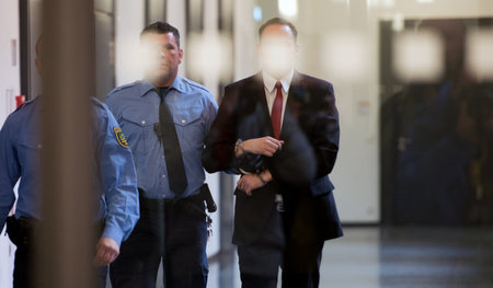 Der Angeklagte Timo Schulz in Handschellen auf dem Weg zu einer ... Der Angeklagte Timo Schulz in Handschellen auf dem Weg zu einer ...