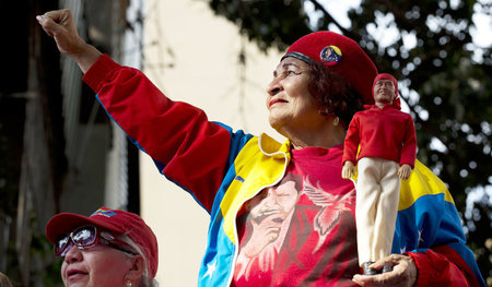 Anhänger von Hugo Chávez gedachten am Montag in Caracas des vor ...