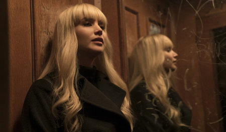 »Zieh den Mantel aus!« Jennifer Lawrence als Dominika Edorowa »Zieh den Mantel aus!« Jennifer Lawrence als Dominika Edorowa