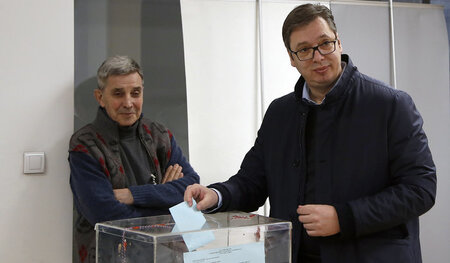 Des eigenen Sieges sicher: Aleksandar Vucic bei der Stimmabgabe ... Des eigenen Sieges sicher: Aleksandar Vucic bei der Stimmabgabe ...