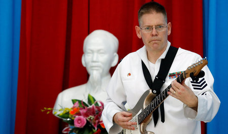 Gitarrensolo vor Ho-Chi-Minh-Büste: Ein Matrose der »USS Carl Vi... Gitarrensolo vor Ho-Chi-Minh-Büste: Ein Matrose der »USS Carl Vi...