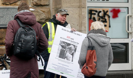 In Essen demonstrierten Menschen gegen den zeitlich begrenzten A...