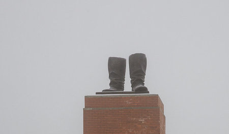 Stalins Stiefel: Das Denkmal im Budapester »Memento Park« erinne...
