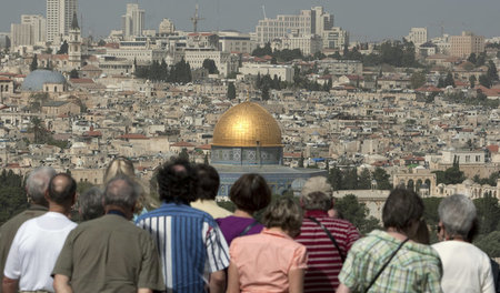 Dichtgedrängt durch eine politisch heiß umkämpfte Zone: Touriste...